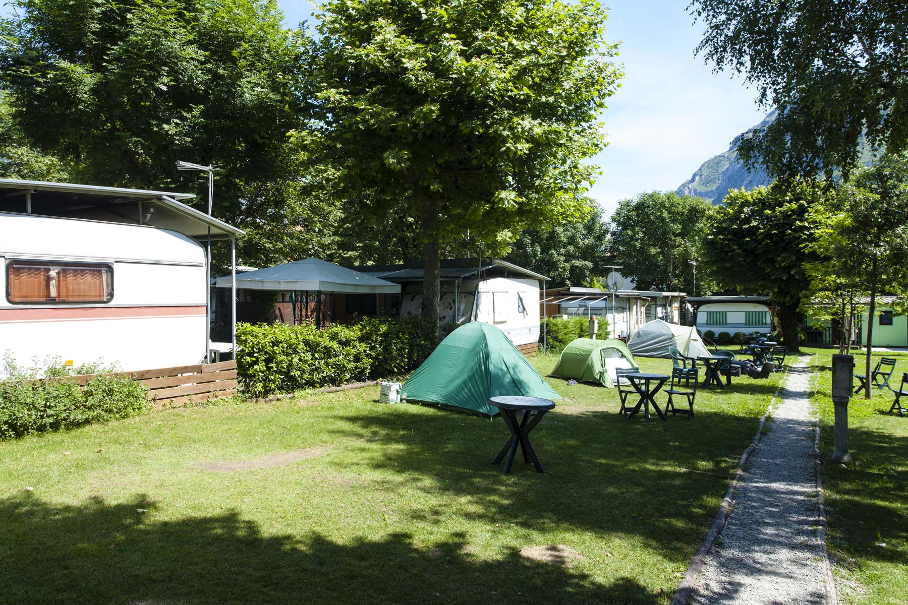Camping Spiaggia — namioty nad jeziorem